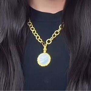 Chic Gold Chain Necklace with Pendant